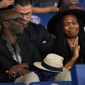 Lilian Thuram et sa femme Kareen Guiock ont assisté au match PSG-Nice.
Lilian Thuram et sa femme Kareen Guiock en tribunes lors du match de football Ligue 1 Uber Eats opposant le Paris Saint-Germain (PSG) à l'OGC Nice au Parc des Princes à Paris, France. Nice a gagné 3-2. © Cyril Moreau/Bestimage