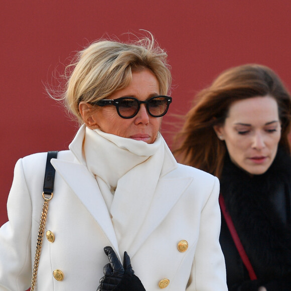 Brigitte Macron porte régulièrement ses collections.
La Première dame Brigitte Macron (Trogneux) (manteau Olivier Rousteing pour Balmain) - Le président de la République et sa femme la Première dame visitent la Cité interdite avec des élèves de l'établissement français Charles de Gaulle de Pékin et d'une école chinoise à Pékin lors de la visite d'Etat de trois jours en Chine, le 9 janvier 2018. © Christian Liewig/Pool/Bestimage
