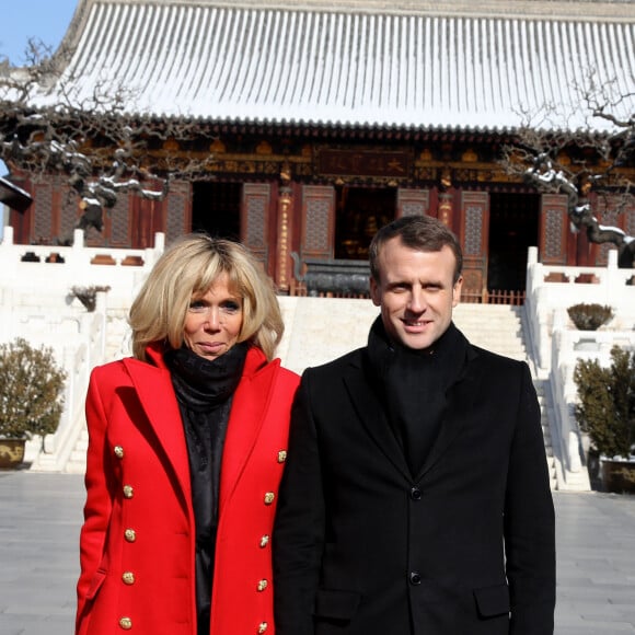 Brigitte Macron a invité Olivier Rousteing à l'Élysée.
Le président de la République française Emmanuel Macron et sa femme la Première dame Brigitte Macron (Trogneux) (manteau Olivier Rousteing pour Balmain) - Le président de la République française et sa femme la Première dame visitent la Grande pagode de l'oie sauvage de Xi'an lors lors de la visite d'Etat de trois jours en Chine, à Xi'an, province de Shaanxi, Chine, le 8 janvier 2018. © Dominique Jacovides/Bestimage 