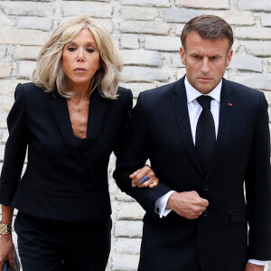 Le président de la République française, Emmanuel Macron et sa femme la Première Dame Brigitte Macron lors de l'hommage national du général d'armée Jean-Louis Georgelin sur l'esplanade des Invalides à Paris, France