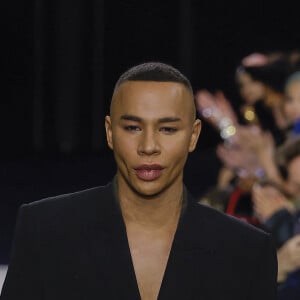 "C'est tellement injuste. Mon équipe et moi avons travaillé très dur. Nous travaillerons davantage, jour et nuit, nos fournisseurs travailleront également jour et nuit, mais c'est tellement irrespectueux."
Olivier Rousteing - Défilé Balmain prêt-à-porter automne-hiver 2023/2024 lors de la Fashion Week de Paris (PFW) le 1er mars 2023 