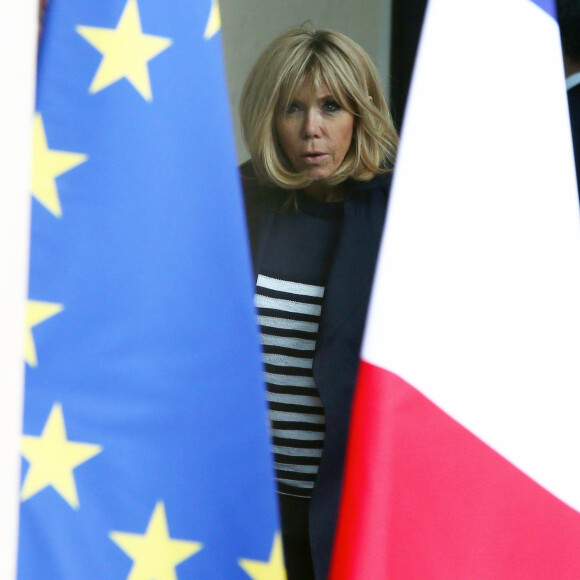 La Première Dame Brigitte Macron (Trogneux) sort sur le perron du palais de l'Elysée pendant l'installation du tapis rouge avant l'arrivée de Mohammed VI, le roi du Maroc, à Paris, France, le 10 avril 2018. © Dominique Jacovides/Bestimage 