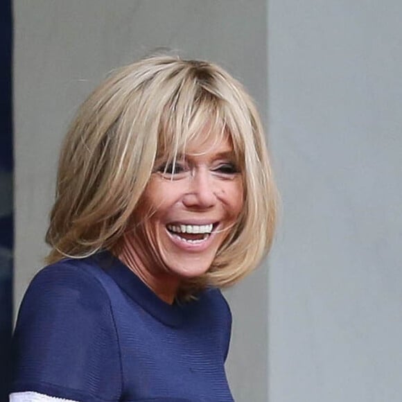 Brigitte Macron sort sur le perron du palais de l'Elysée pendant l'installation du tapis rouge avant l'arrivée de Mohammed VI, le roi du Maroc, à Paris le 10 avril 2018. © Stéphane Lemouton / Bestimage 