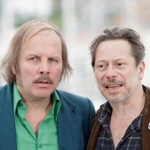 Mathieu Amalric et Philippe Katerine n'ont pas seulement partagé l'affiche du Grand Bain de Gilles Lelouche. 
Philippe Katerine, Mathieu Amalric lors du photocall du film "Le grand bain" au 71ème Festival International du Film de Cannes. 