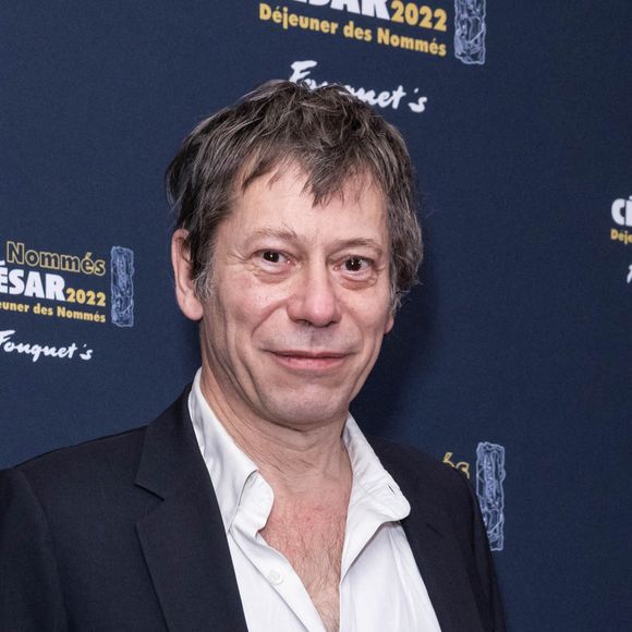 Les deux acteurs se sont aussi partagé le coeur d'une femme à quelques années d'écart, celui de Jeanne Balibar. 
Mathieu Amalric au photocall du déjeuner des nommés aux César 2022 au Fouquet's à Paris, France, le 6 février 2022. 