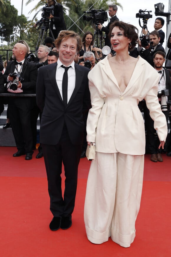 Mathieu Amalric et Jeanne Balibar - Montée des marches du film "Nelyubov" (Loveless) lors du 70ème Festival International du Film de Cannes, le 18 mai 2017.