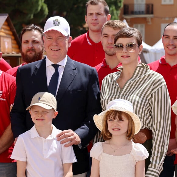 Jacques et Gabriella ont accompagné leur papa dans une mission très importante sur le Rocher
La princesse Charlene, La princesse Gabriella de Monaco, comtesse de Carladès, Le prince Jacques de Monaco, marquis des Baux - Le prince Albert II de Monaco parcourt la 4ème rencontre des sites historiques Grimaldi sur la place du palais Princier à Monaco. © Sebastien Botella / Nice Matin / Bestimage 