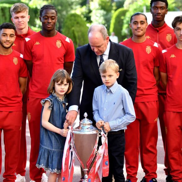 Le prince Albert II de Monaco, avec ses enfants le prince héréditaire Jacques et la princesse Gabriella, a reçu au Palais l'équipe de football de l'académie de l'A.S. Monaco vainqueur de la coupe Gambardella Crédit Agricole, le 3 juin 2023. © Bruno Bebert/Bestimage 