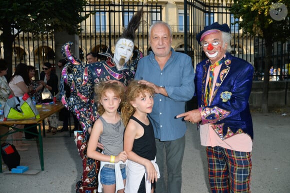 Déçues, les fillettes avaient du passer les vacances sans leur papa. Puis, finalement, comme l'a révélé Alexia Stresi dans La Scène Culture, l'une d'elle a été très fière de son papa en découvrant le film lors d'une projection à Quimper. 
François Berléand avec ses filles les jumelles Lucie et Adèle - Ouverture de la 34ème Fête foraine des Tuileries au jardin des Tuileries à Paris, France, le 23 juin 2017.