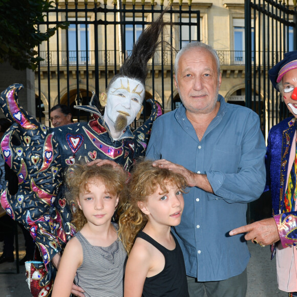 Déçues, les fillettes avaient du passer les vacances sans leur papa. Puis, finalement, comme l'a révélé Alexia Stresi dans La Scène Culture, l'une d'elle a été très fière de son papa en découvrant le film lors d'une projection à Quimper. 
François Berléand avec ses filles les jumelles Lucie et Adèle - Ouverture de la 34ème Fête foraine des Tuileries au jardin des Tuileries à Paris, France, le 23 juin 2017.