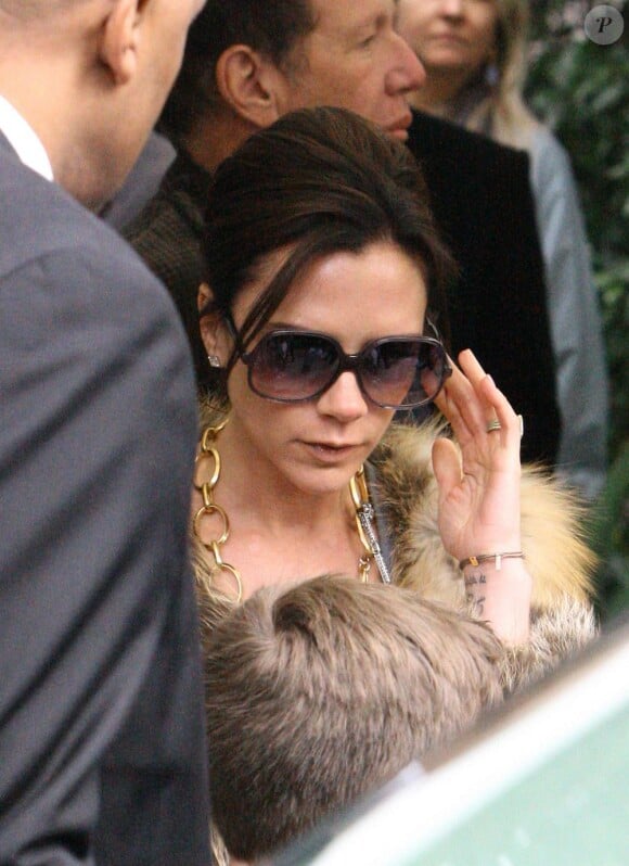 Victoria Beckham à Los Angeles dans un manteau de fourrure par 25 degrès ! Le 6 mars 2010
