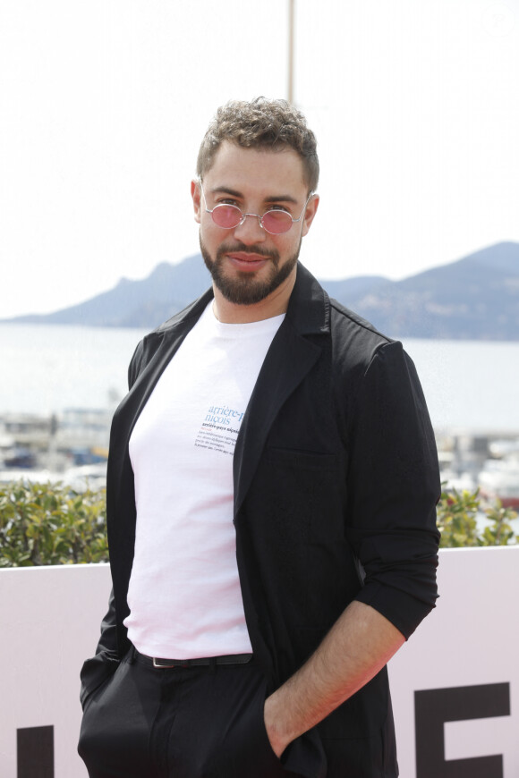 Marwan Berreni, Léa François au photocall de la série "Plus belle la vie" lors de la 5ème saison du festival International des Séries "Canneseries" à Cannes, France, le 2 avril 2022.