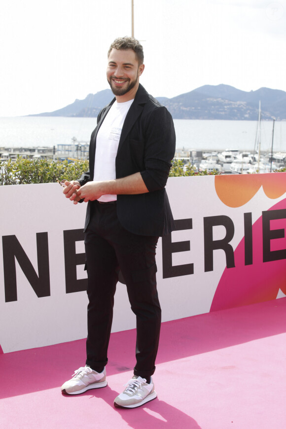 Marwan Berreni, Léa François au photocall de la série "Plus belle la vie" lors de la 5ème saison du festival International des Séries "Canneseries" à Cannes, France, le 2 avril 2022.