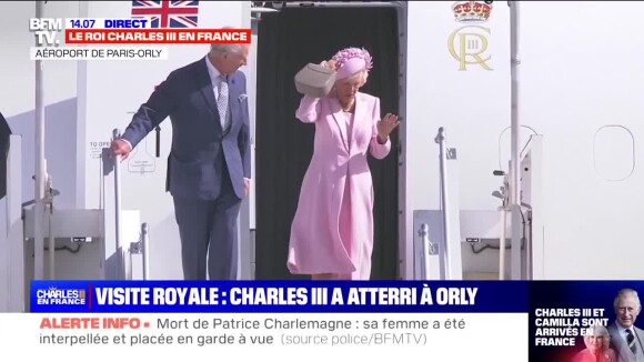 Atterrissage de Charles III en France : la reine Camilla, chic en rose pâle et taquinée par le vent, le roi pressé !