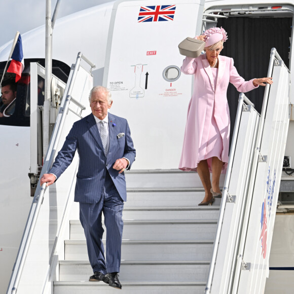 Le roi Charles III d'Angleterre et la reine consort Camilla Parker Bowles - Arrivées du roi d'Angleterre et de la reine consort à l'aéroport de Orly à Paris, à l'occasion de leur visite officielle de 3 jours en France. Le 20 septembre 2023 