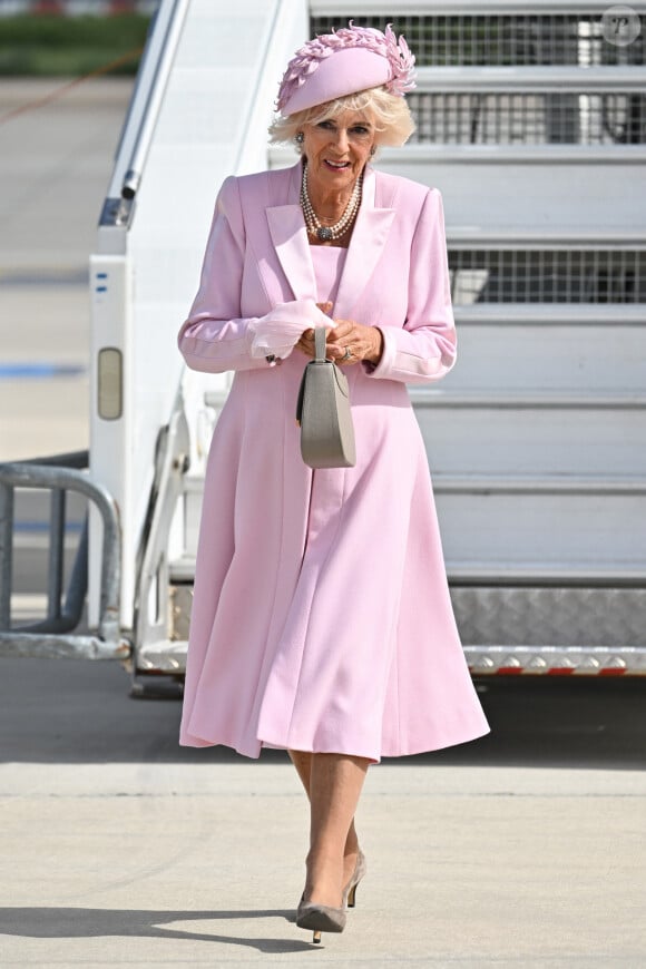 La reine consort Camilla Parker Bowles - Arrivées du roi d'Angleterre et de la reine consort à l'aéroport de Orly à Paris, à l'occasion de leur visite officielle de 3 jours en France. Le 20 septembre 2023 