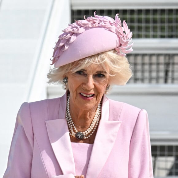 La reine consort Camilla Parker Bowles - Arrivées du roi d'Angleterre et de la reine consort à l'aéroport de Orly à Paris, à l'occasion de leur visite officielle de 3 jours en France. Le 20 septembre 2023 