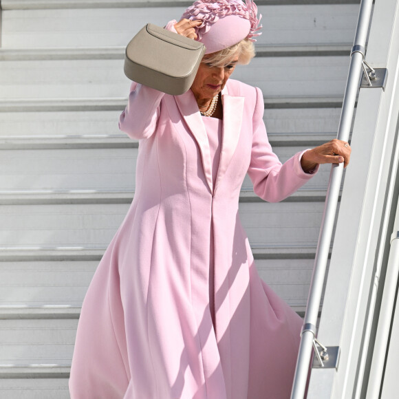 La reine consort Camilla Parker Bowles - Arrivées du roi d'Angleterre et de la reine consort à l'aéroport de Orly à Paris, à l'occasion de leur visite officielle de 3 jours en France. Le 20 septembre 2023 