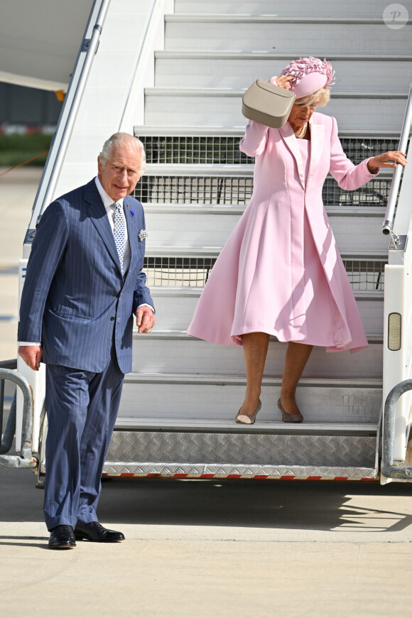 Le roi Charles III d'Angleterre et la reine consort Camilla Parker Bowles - Arrivées du roi d'Angleterre et de la reine consort à l'aéroport de Orly à Paris, à l'occasion de leur visite officielle de 3 jours en France. Le 20 septembre 2023 