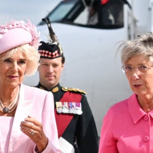 Le roi Charles III d'Angleterre et la reine consort Camilla Parker Bowles, la Première ministre française Elisabeth Borne - Arrivées du roi d'Angleterre et de la reine consort à l'aéroport de Orly à Paris, à l'occasion de leur visite officielle de 3 jours en France. Le 20 septembre 2023 