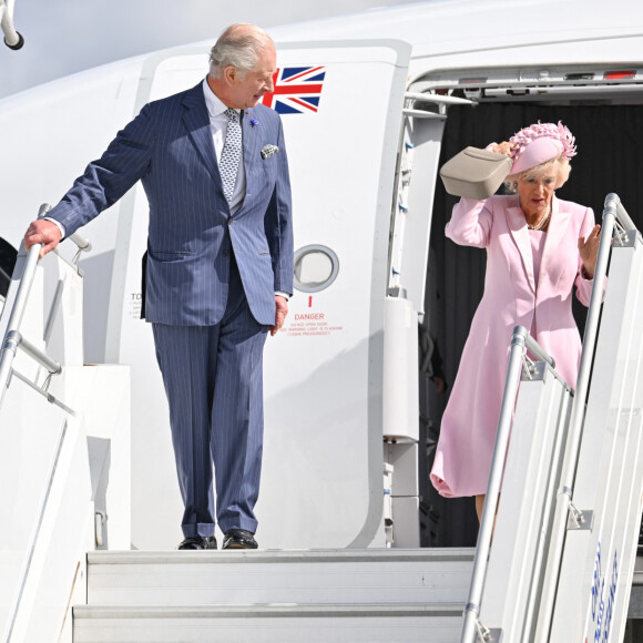 Le roi Charles III d'Angleterre et la reine consort Camilla Parker Bowles - Arrivées du roi d'Angleterre et de la reine consort à l'aéroport de Orly à Paris, à l'occasion de leur visite officielle de 3 jours en France. Le 20 septembre 2023 