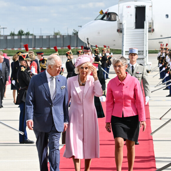 Le roi Charles III d'Angleterre et la reine consort Camilla Parker Bowles, la Première ministre française Elisabeth Borne - Arrivées du roi d'Angleterre et de la reine consort à l'aéroport de Orly à Paris, à l'occasion de leur visite officielle de 3 jours en France. Le 20 septembre 2023 