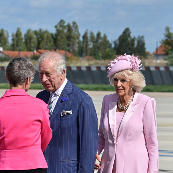 Le roi Charles III d'Angleterre et la reine consort Camilla Parker Bowles, reçus par la Première ministre française Elisabeth Borne - Arrivées du roi d'Angleterre et de la reine consort à l'aéroport de Orly à Paris, à l'occasion de leur visite officielle de 3 jours en France. Le 20 septembre 2023 © Miguel Medina / Pool / Bestimage 