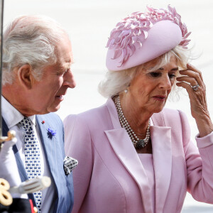 Le roi Charles III d'Angleterre et la reine consort Camilla Parker Bowles - Arrivées du roi d'Angleterre et de la reine consort à l'aéroport de Orly à Paris, à l'occasion de leur visite officielle de 3 jours en France. Le 20 septembre 2023 © Stéphane Lemouton / Bestimage 