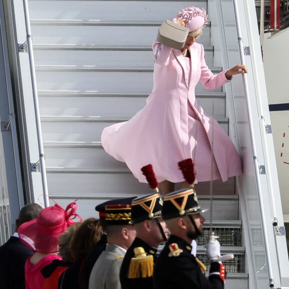 La reine consort Camilla Parker Bowles - Arrivées du roi d'Angleterre et de la reine consort à l'aéroport de Orly à Paris, à l'occasion de leur visite officielle de 3 jours en France. Le 20 septembre 2023 © Stéphane Lemouton / Bestimage 