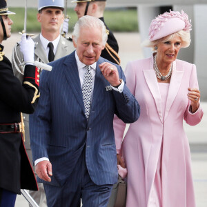 Le roi Charles III d'Angleterre et la reine consort Camilla Parker Bowles - Arrivées du roi d'Angleterre et de la reine consort à l'aéroport de Orly à Paris, à l'occasion de leur visite officielle de 3 jours en France. Le 20 septembre 2023 © Stéphane Lemouton / Bestimage 