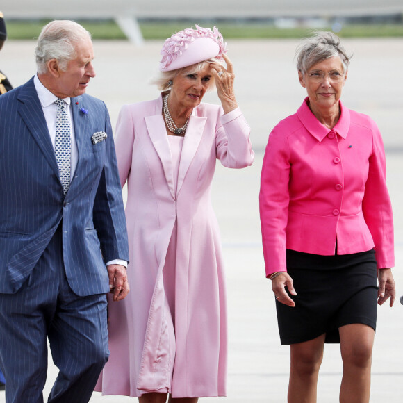 Le roi Charles III d'Angleterre et la reine consort Camilla Parker Bowles, reçus par la Première ministre française Elisabeth Borne - Arrivées du roi d'Angleterre et de la reine consort à l'aéroport de Orly à Paris, à l'occasion de leur visite officielle de 3 jours en France. Le 20 septembre 2023 © Stéphane Lemouton / Bestimage 