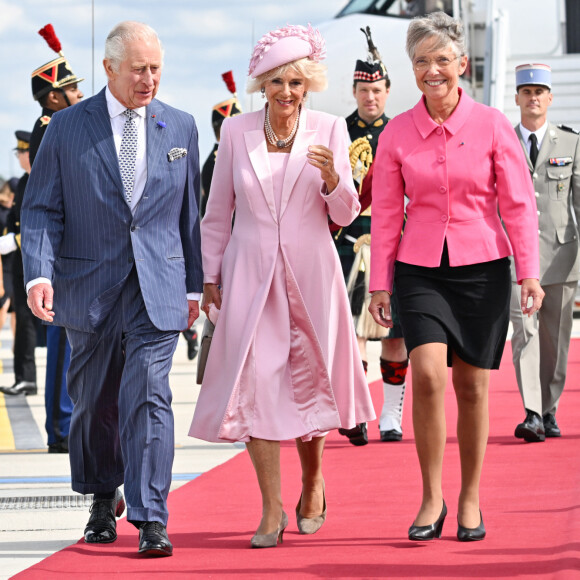 Le roi Charles III d'Angleterre et la reine consort Camilla Parker Bowles, la Première ministre française Elisabeth Borne - Arrivées du roi d'Angleterre et de la reine consort à l'aéroport de Orly à Paris, à l'occasion de leur visite officielle de 3 jours en France. Le 20 septembre 2023 