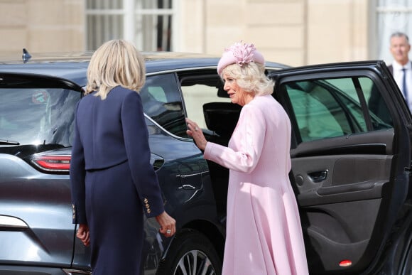 La reine consort d'Angleterre Camilla Parker Bowles et Brigitte Macron - Sortie - Le roi d'Angleterre et la reine consort reçus au palais de l'Elysée à Paris par E.Macron et sa femme, à l'occasion de leur visite officielle de 3 jours en France. Le 20 septembre 2023 © Jacovides-Moreau / Bestimage 