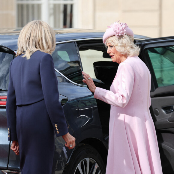 La reine consort d'Angleterre Camilla Parker Bowles et Brigitte Macron - Sortie - Le roi d'Angleterre et la reine consort reçus au palais de l'Elysée à Paris par E.Macron et sa femme, à l'occasion de leur visite officielle de 3 jours en France. Le 20 septembre 2023 © Jacovides-Moreau / Bestimage 