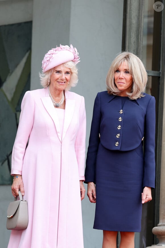 La reine consort d'Angleterre Camilla Parker Bowles et Brigitte Macron - Sortie - Le roi d'Angleterre et la reine consort reçus au palais de l'Elysée à Paris par E.Macron et sa femme, à l'occasion de leur visite officielle de 3 jours en France. Le 20 septembre 2023 © Jacovides-Moreau / Bestimage 