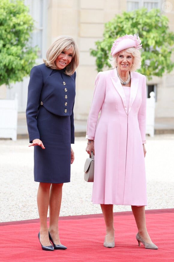 La reine consort d'Angleterre Camilla Parker Bowles et Brigitte Macron - Sortie - Le roi d'Angleterre et la reine consort reçus au palais de l'Elysée à Paris par E.Macron et sa femme, à l'occasion de leur visite officielle de 3 jours en France. Le 20 septembre 2023 © Jacovides-Moreau / Bestimage 