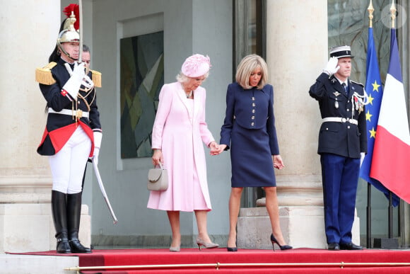 La reine consort d'Angleterre Camilla Parker Bowles et Brigitte Macron - Sortie - Le roi d'Angleterre et la reine consort reçus au palais de l'Elysée à Paris par E.Macron et sa femme, à l'occasion de leur visite officielle de 3 jours en France. Le 20 septembre 2023 © Jacovides-Moreau / Bestimage 