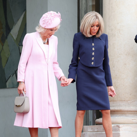 La reine consort d'Angleterre Camilla Parker Bowles et Brigitte Macron - Sortie - Le roi d'Angleterre et la reine consort reçus au palais de l'Elysée à Paris par E.Macron et sa femme, à l'occasion de leur visite officielle de 3 jours en France. Le 20 septembre 2023 © Jacovides-Moreau / Bestimage 