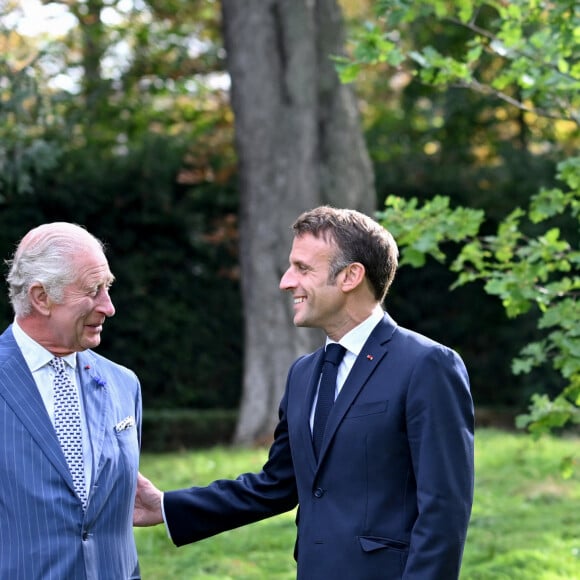 Le roi Charles III d'Angleterre et Emmanuel Macron lors de la cérémonie de plantage d'un arbre à la résidence de l'ambassade britannique à Paris, à l'occasion de la visite officielle du roi d'Angleterre en France de 3 jours. Le 20 septembre 2023 