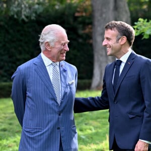 Le roi Charles III d'Angleterre et Emmanuel Macron lors de la cérémonie de plantage d'un arbre à la résidence de l'ambassade britannique à Paris, à l'occasion de la visite officielle du roi d'Angleterre en France de 3 jours. Le 20 septembre 2023 