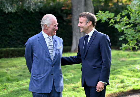 Le roi Charles III d'Angleterre et Emmanuel Macron lors de la cérémonie de plantage d'un arbre à la résidence de l'ambassade britannique à Paris, à l'occasion de la visite officielle du roi d'Angleterre en France de 3 jours. Le 20 septembre 2023 