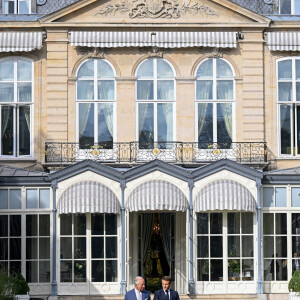 Le roi Charles III d'Angleterre et Emmanuel Macron lors de la cérémonie de plantage d'un arbre à la résidence de l'ambassade britannique à Paris, à l'occasion de la visite officielle du roi d'Angleterre en France de 3 jours. Le 20 septembre 2023 