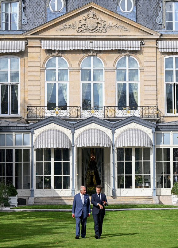 Le roi Charles III d'Angleterre et Emmanuel Macron lors de la cérémonie de plantage d'un arbre à la résidence de l'ambassade britannique à Paris, à l'occasion de la visite officielle du roi d'Angleterre en France de 3 jours. Le 20 septembre 2023 