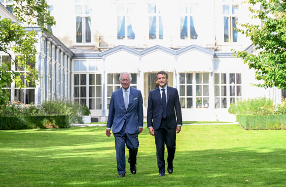 Le roi Charles III d'Angleterre et Emmanuel Macron lors de la cérémonie de plantage d'un arbre à la résidence de l'ambassade britannique à Paris, à l'occasion de la visite officielle du roi d'Angleterre en France de 3 jours. Le 20 septembre 2023 