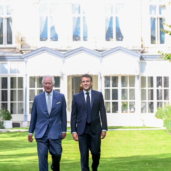 Le roi Charles III d'Angleterre et Emmanuel Macron lors de la cérémonie de plantage d'un arbre à la résidence de l'ambassade britannique à Paris, à l'occasion de la visite officielle du roi d'Angleterre en France de 3 jours. Le 20 septembre 2023 