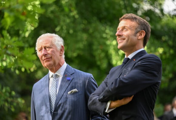 Le roi Charles III d'Angleterre et Emmanuel Macron lors de la cérémonie de plantage d'un arbre à la résidence de l'ambassade britannique à Paris, à l'occasion de la visite officielle du roi d'Angleterre en France de 3 jours. Le 20 septembre 2023 