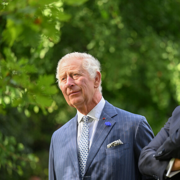 Le roi Charles III d'Angleterre et Emmanuel Macron lors de la cérémonie de plantage d'un arbre à la résidence de l'ambassade britannique à Paris, à l'occasion de la visite officielle du roi d'Angleterre en France de 3 jours. Le 20 septembre 2023 