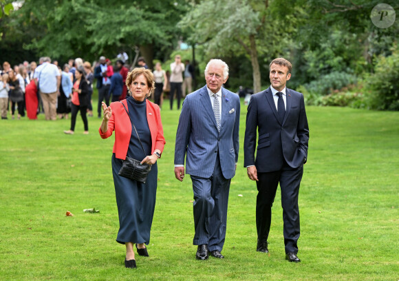 L'ambassadrice d'Angleterre en France Menna Rawlings, le roi Charles III d'Angleterre et Emmanuel Macron lors de la cérémonie de plantage d'un arbre à la résidence de l'ambassade britannique à Paris, à l'occasion de la visite officielle du roi d'Angleterre en France de 3 jours. Le 20 septembre 2023 