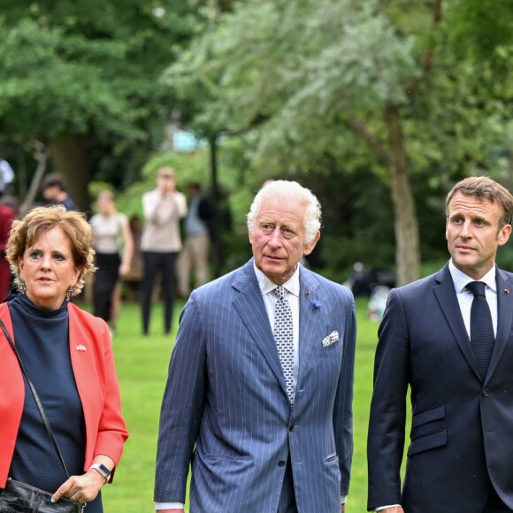 L'ambassadrice d'Angleterre en France Menna Rawlings, le roi Charles III d'Angleterre et Emmanuel Macron lors de la cérémonie de plantage d'un arbre à la résidence de l'ambassade britannique à Paris, à l'occasion de la visite officielle du roi d'Angleterre en France de 3 jours. Le 20 septembre 2023 
