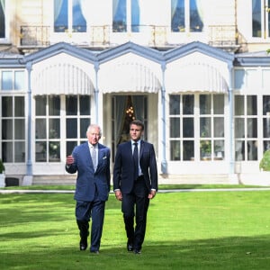 Le roi Charles III d'Angleterre et Emmanuel Macron lors de la cérémonie de plantage d'un arbre à la résidence de l'ambassade britannique à Paris, à l'occasion de la visite officielle du roi d'Angleterre en France de 3 jours. Le 20 septembre 2023 